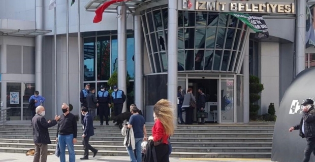 CHP’li Bucak’ı yaka paça dışarı attılar:  İzmit Belediyesi’nde  şoke eden olay