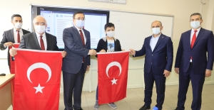 Körfez'de esnafa ve öğrencilere Türk Bayrağı