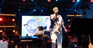 Cengiz Kurtoğlu, şarkılarıyla Karamürsel’i mest etti